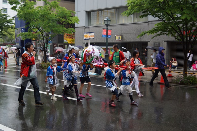 雨の中神戸まつりに感動、素晴らしい感動の神戸まつり、震災からの復興神戸まつり、安倍総理と神戸まつり_d0181492_1755114.jpg