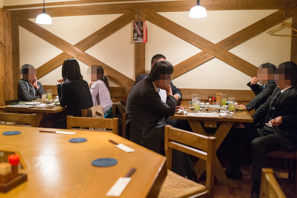 酢ダレのかかったざく切りキャベツといっしょにいただく、博多風焼き鳥