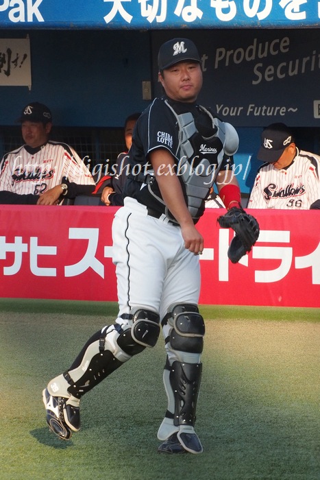 川本良平捕手フォト@神宮5/17　古巣ベンチに笑顔で挨拶_e0222575_10262710.jpg