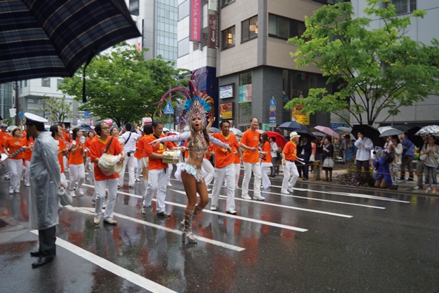 雨を吹き飛ばすサンバのリズム神戸まつり、経済活性と神戸まつり、爽やかな初夏の神戸観光_d0181492_2314411.jpg