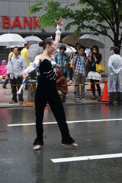 雨を吹き飛ばすサンバのリズム神戸まつり、経済活性と神戸まつり、爽やかな初夏の神戸観光_d0181492_23163771.jpg