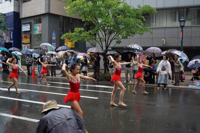 雨を吹き飛ばすサンバのリズム神戸まつり、経済活性と神戸まつり、爽やかな初夏の神戸観光_d0181492_23171678.jpg