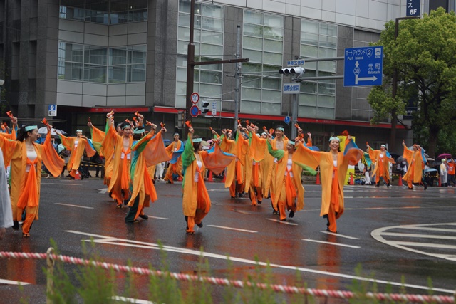 雨を吹き飛ばすサンバのリズム神戸まつり、経済活性と神戸まつり、爽やかな初夏の神戸観光_d0181492_23221616.jpg