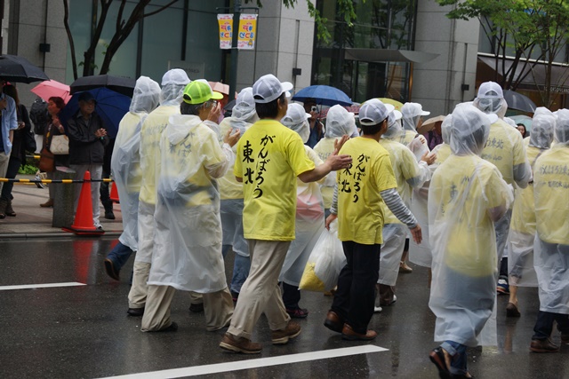 雨を吹き飛ばすサンバのリズム神戸まつり、経済活性と神戸まつり、爽やかな初夏の神戸観光_d0181492_23264955.jpg