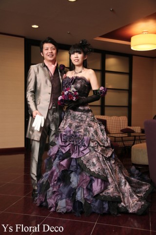 紫と黒のドレスに　アナスイ風色調のお花を_b0113510_12261867.jpg