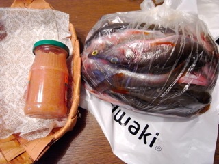 頂きもの川魚でオーブン焼きと燻製を　_d0170682_2472962.jpg