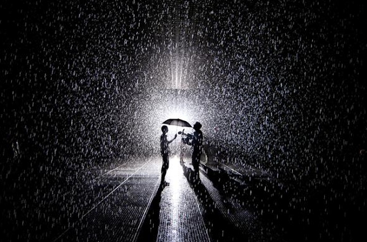 雨もアート?! NY近代美術館でユニークな特別展 Rain Room_b0007805_20382732.jpg