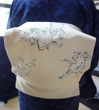 野村エミさん・単衣の小紋に鳥獣戯画の染め帯。_f0181251_16361166.jpg