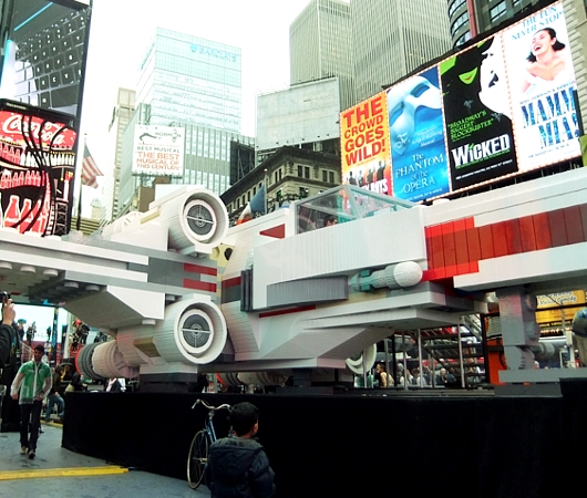 NYに世界最大のレゴ・ブロック製フィギュア、スター・ウォーズのX-wing starfighter登場中_b0007805_1391384.jpg