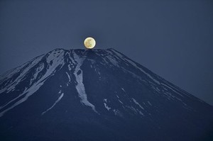 富士山の頂上に月_e0161677_20501545.jpg