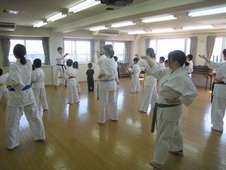 日曜空手 新しい仲間!_c0118332_1723018.jpg