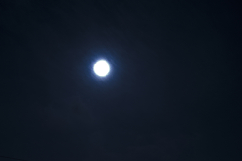満月。撮るのは難しいです。_f0137044_22371570.jpg