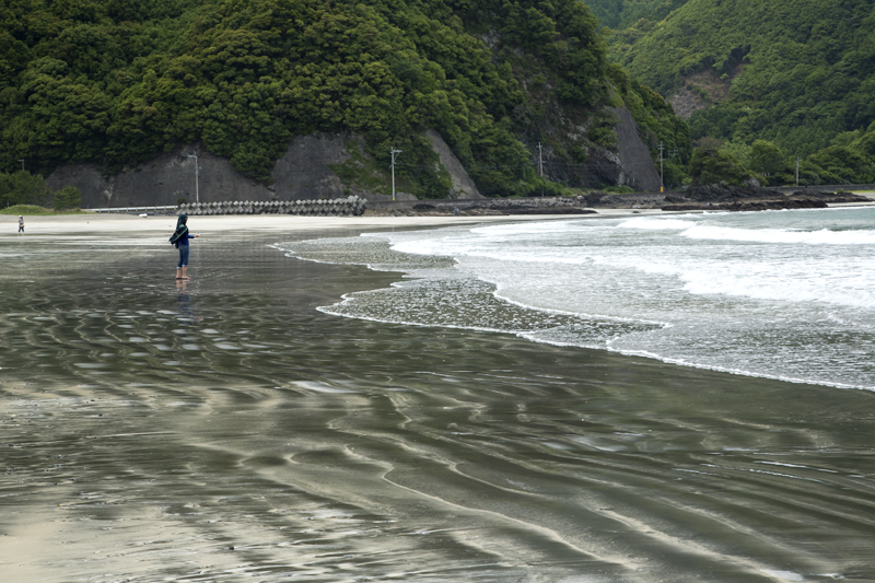 波当津海岸 太陽に向かって