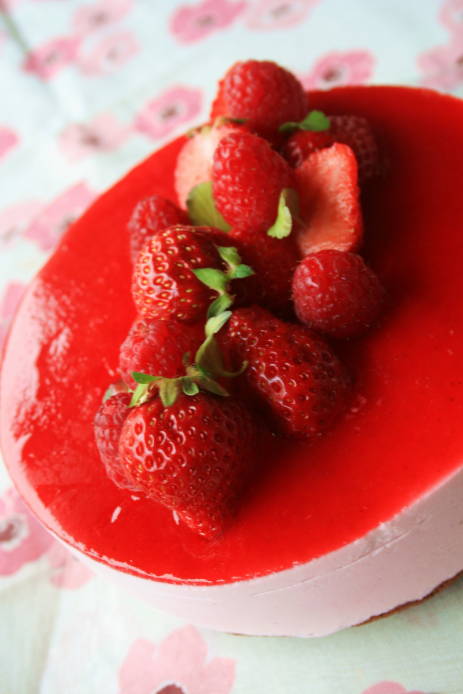 赤い実のレアチーズケーキ ｇｗ玉造温泉 Petit Cafe