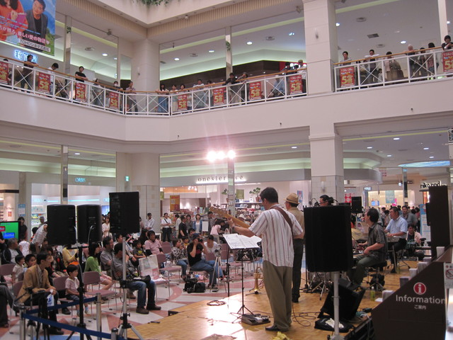 13年５月２６日 日曜日 イオンモール高知 山地 高 ライブ情報