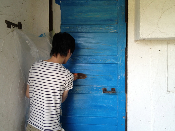 物置小屋のドア ペンキ塗り エイジング塗装 Aso 空の散歩道 物置小屋のドア ペンキ塗り エイジング塗装 Aso 空の散歩道