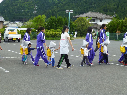 保育園と中学校の合同防災訓練を行いました!_c0238069_9423383.jpg