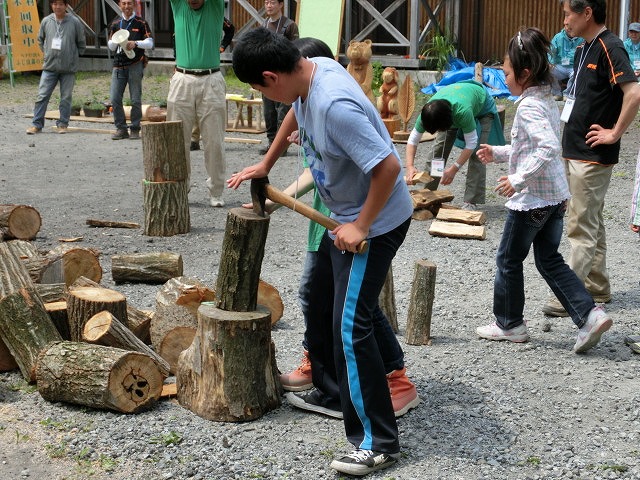 「ＮＰＯ法人ふじ山　森の会」の「まき割り選手権」_f0141310_727911.jpg