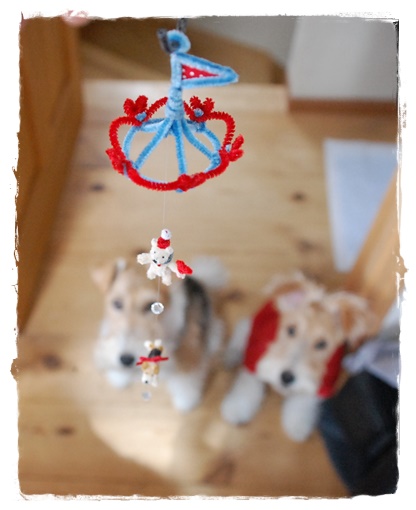 小さなテリアとクマのモビール　　Tiny wire fox terrier and bear mobile_a0205848_1758290.jpg