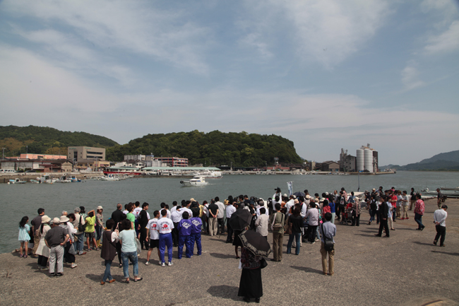 瀬戸内海横断散歩、イヌの出航式_b0052471_11371757.jpg