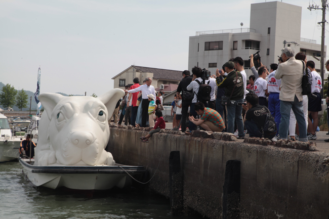 瀬戸内海横断散歩、イヌの出航式_b0052471_11373176.jpg