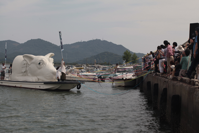 瀬戸内海横断散歩、イヌの出航式_b0052471_11374335.jpg