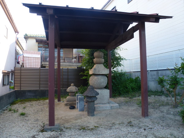 神戸市垂水区西名字丸尾の五輪塔　通称「ドロクッサン｣　on　2013-5-24_b0118987_1181132.jpg