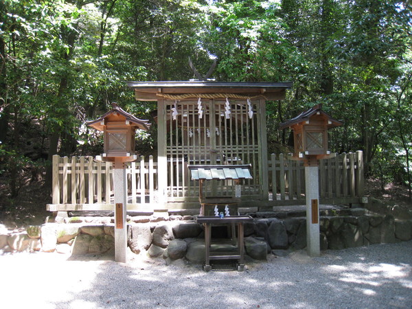 大神神社の若宮社と活日神社（いくひじんじゃ）_d0287413_0372344.jpg