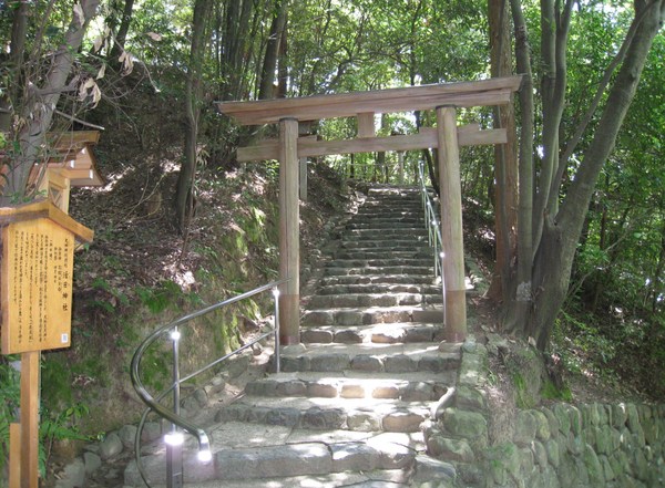 大神神社の若宮社と活日神社（いくひじんじゃ）_d0287413_037329.jpg