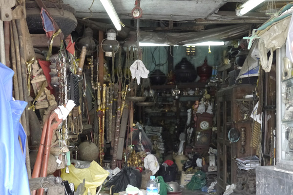 ヤンゴンの骨董屋に行ってきた_c0098222_2237144.jpg