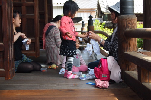 親子で藍染め体験とアートな寺・上宮寺境内ツアー_a0288726_22503588.jpg