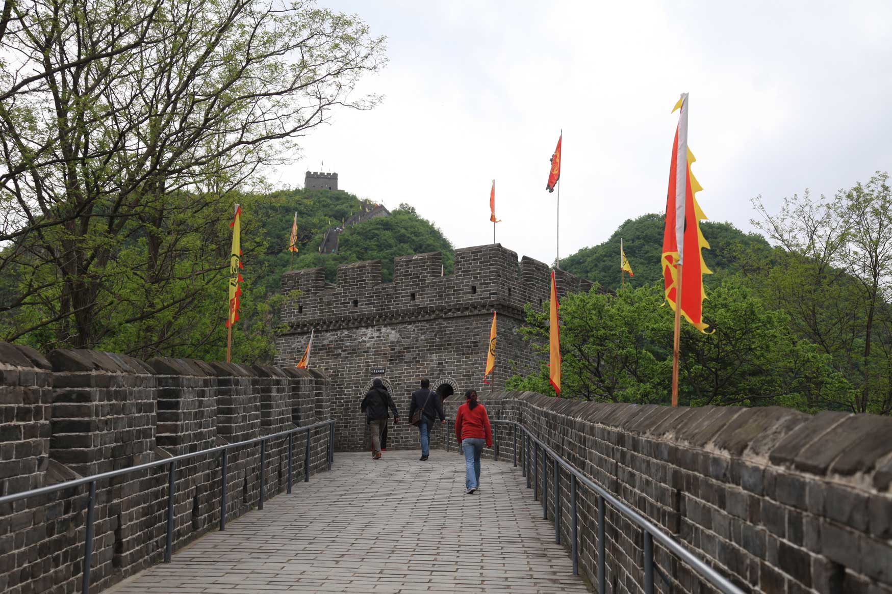万里の長城の東端とされる虎山長城から見渡す北朝鮮の畑_b0235153_1482477.jpg