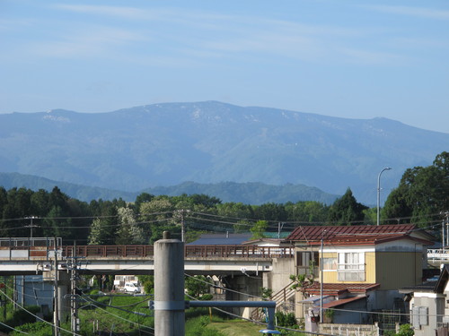 吾妻山の謙信の兜・兎が見えなくなると米沢の夏が始まる_c0075701_2163037.jpg