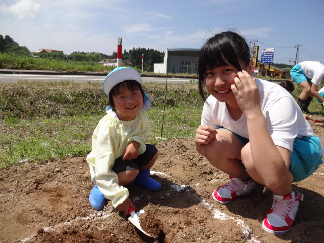 西山中学校に、ひまわりの苗植え_d0166047_19573415.jpg