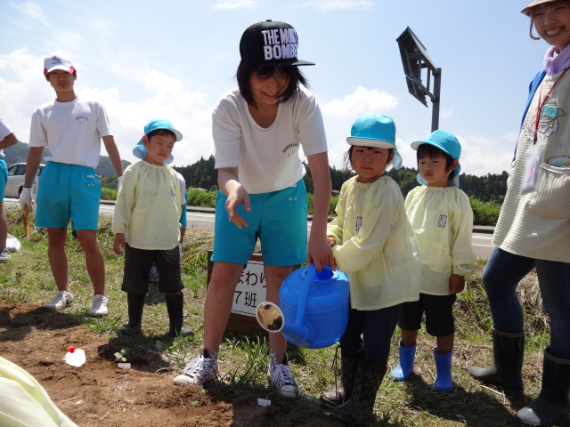 西山中学校に、ひまわりの苗植え_d0166047_200486.jpg