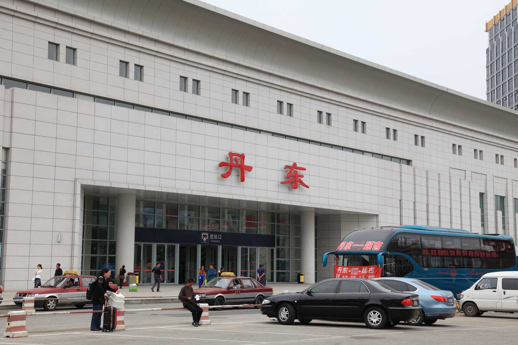 ターミナル構内に展示された駅舎の変遷の記憶（中国瀋丹線・丹東駅）_b0235153_13315145.jpg