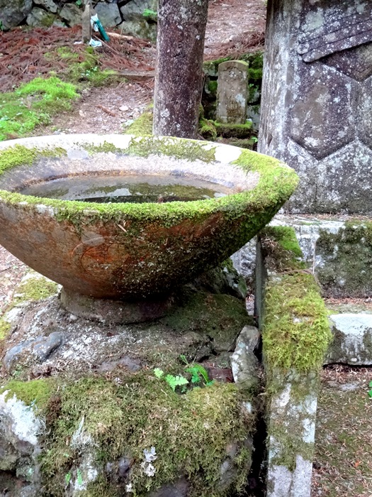 高野山へ。奥の院で御守りを。_b0165872_2205061.jpg