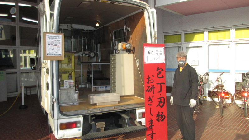 昨日は、うちの最寄りのスーパーにて包丁を研いでもらい。_d0159273_6355457.jpg