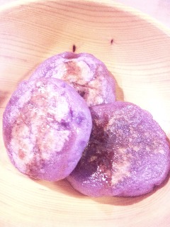 紫色のジャガ芋で芋餅 ☆ こっちゃんとクイッククッキング♪ さて 腹ごしらえ完了でこれからスイミングなり♪_e0006787_15402724.jpg