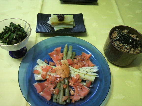 鶏そぼろ丼にサーモンと山菜のサラダ_d0206796_20294049.jpg