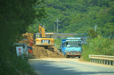 於斉・伊子茂間の崩落土砂撤去作業中!_e0028387_227072.jpg