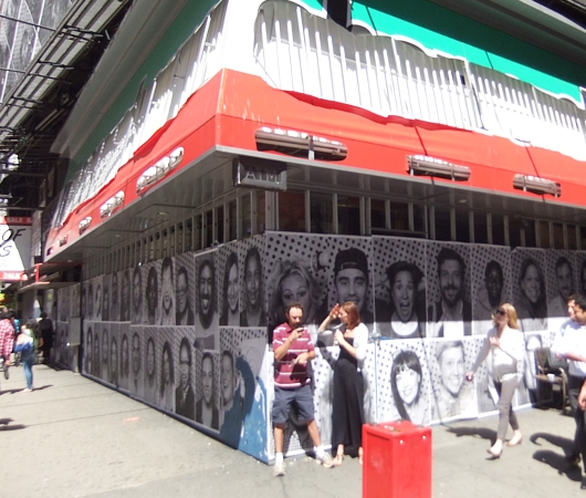 タイムズ・スクエアのビルが顔写真アートだらけに #insideoutproject_b0007805_553044.jpg