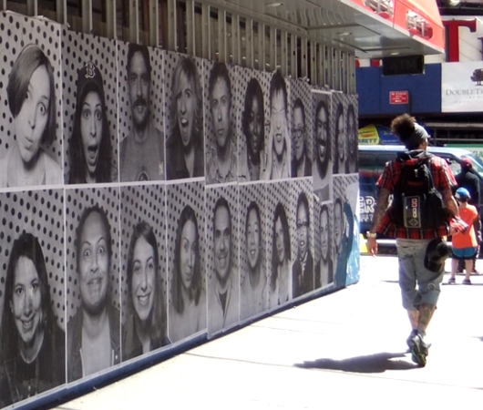 タイムズ・スクエアのビルが顔写真アートだらけに #insideoutproject_b0007805_554085.jpg