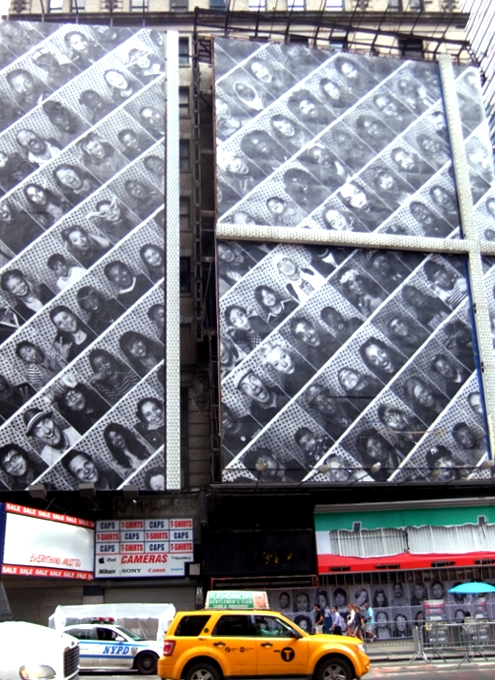 タイムズ・スクエアのビルが顔写真アートだらけに #insideoutproject_b0007805_555298.jpg