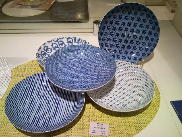 銀座三越の食器売り場 さくらのテーブル