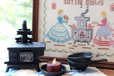 小さなキッチンストーブと刺繍のフレーム_f0161543_1432883.jpg