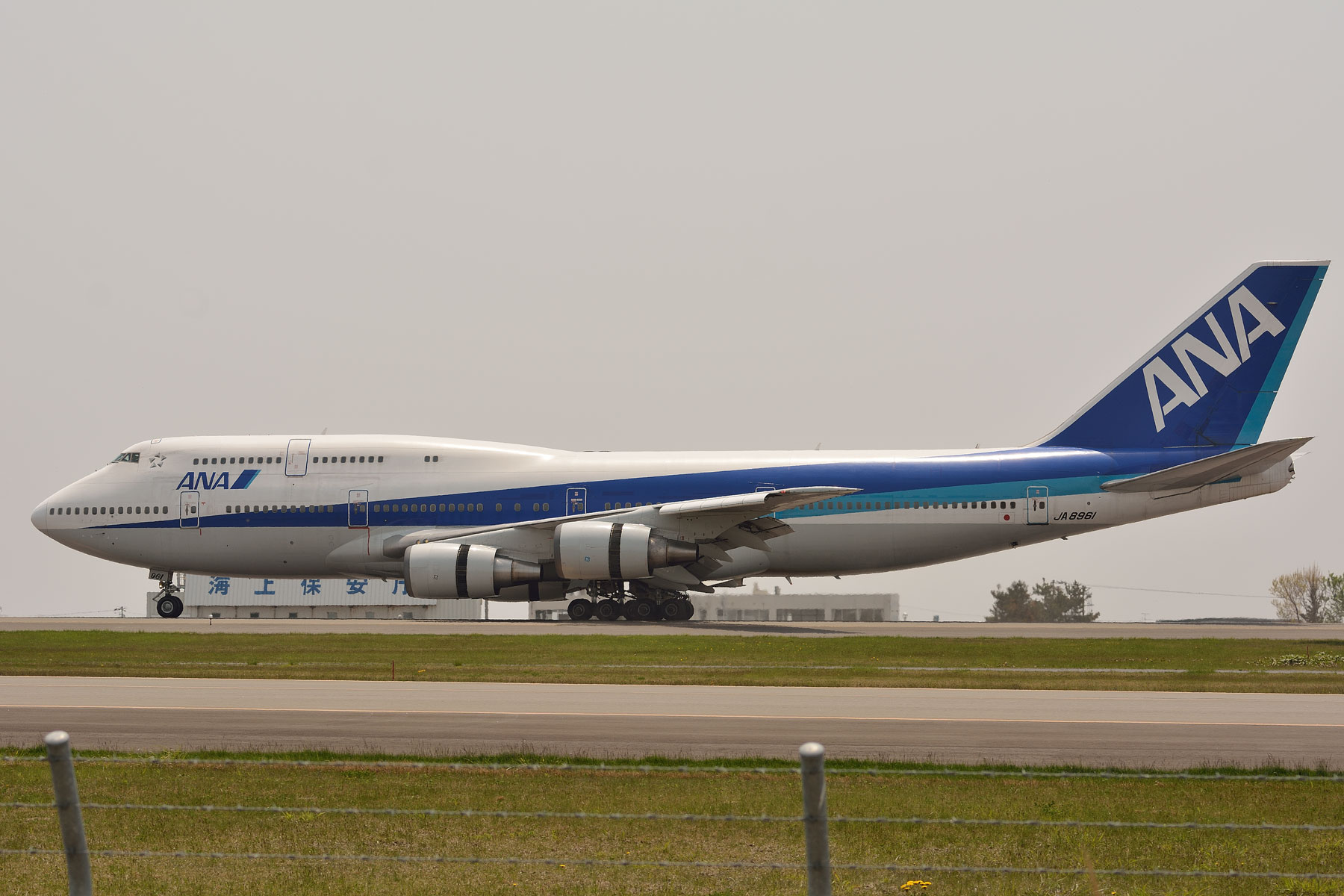 ANA B747-400 JA8961 ハイビスカス 1024px-ANA_B747-400D(JA8961)_(
