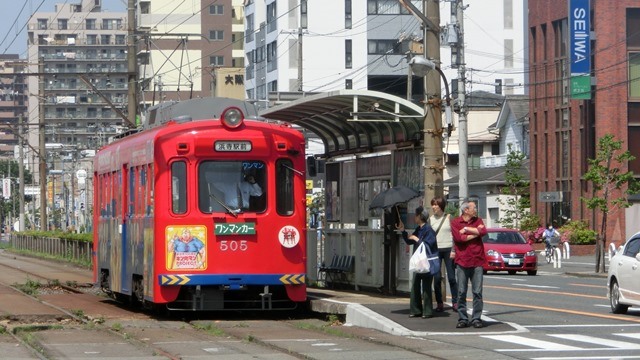 藤田八束と可愛い阪堺電車、陸橋を走る阪堺電車、陸橋とちんちん電車、橋下徹代表阪堺電車に乗ってみて_d0181492_20352753.jpg