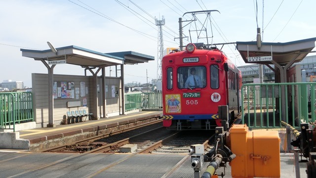 藤田八束と可愛い阪堺電車、陸橋を走る阪堺電車、陸橋とちんちん電車、橋下徹代表阪堺電車に乗ってみて_d0181492_20354461.jpg