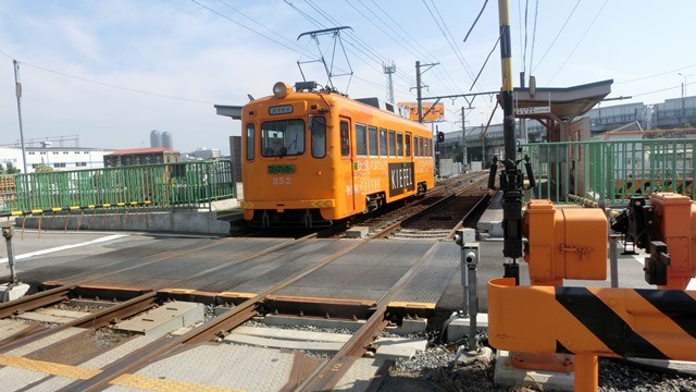 藤田八束と可愛い阪堺電車、陸橋を走る阪堺電車、陸橋とちんちん電車、橋下徹代表阪堺電車に乗ってみて_d0181492_20361347.jpg